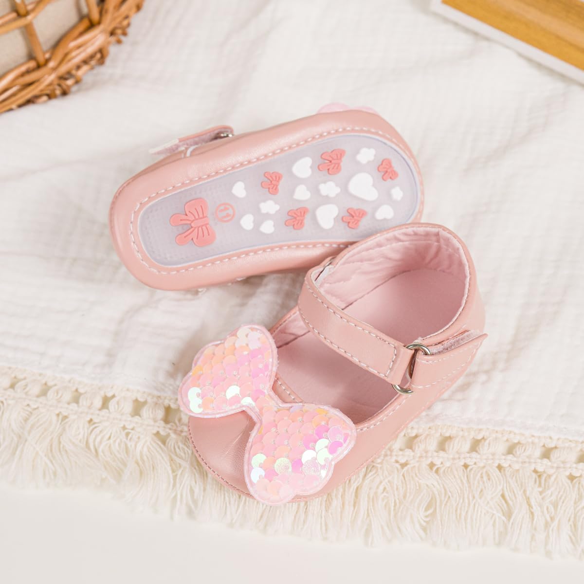 Meckior Zapatos planos de princesa hechos a mano para bebés, niñas y niños, para primeros pasos, de piel sintética suave, antideslizantes, para cuna, vestido de boda