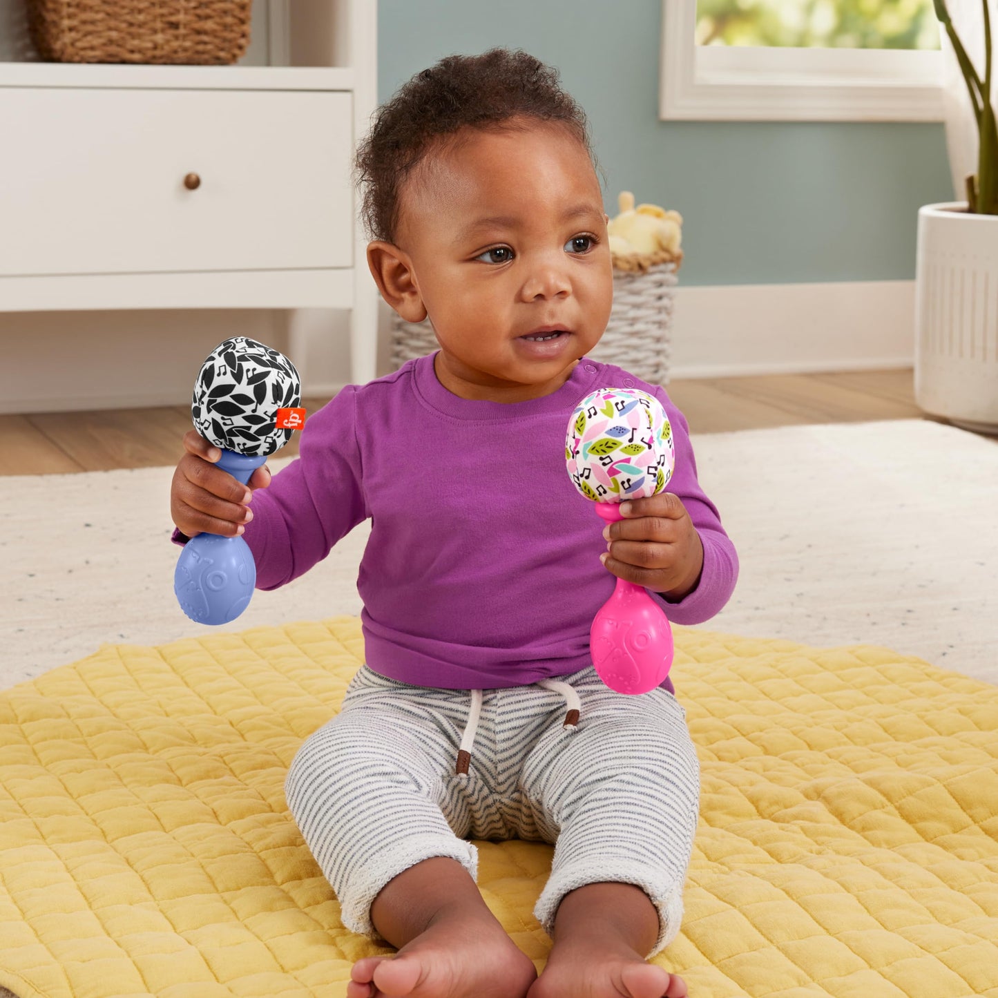 Fisher-Price Baby Newborn Toys Rattle 'n Rock Maracas, juego de 2 instrumentos musicales suaves para bebés de más de 3 meses, color azul y naranja