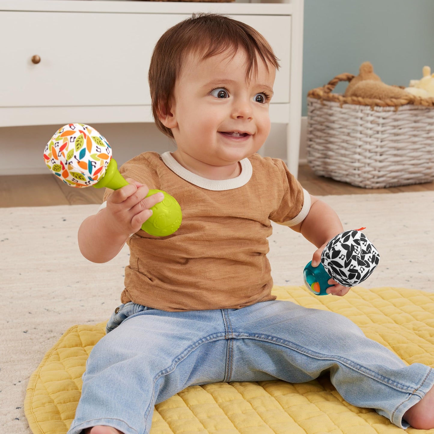 Fisher-Price Baby Newborn Toys Rattle 'n Rock Maracas, juego de 2 instrumentos musicales suaves para bebés de más de 3 meses, color azul y naranja